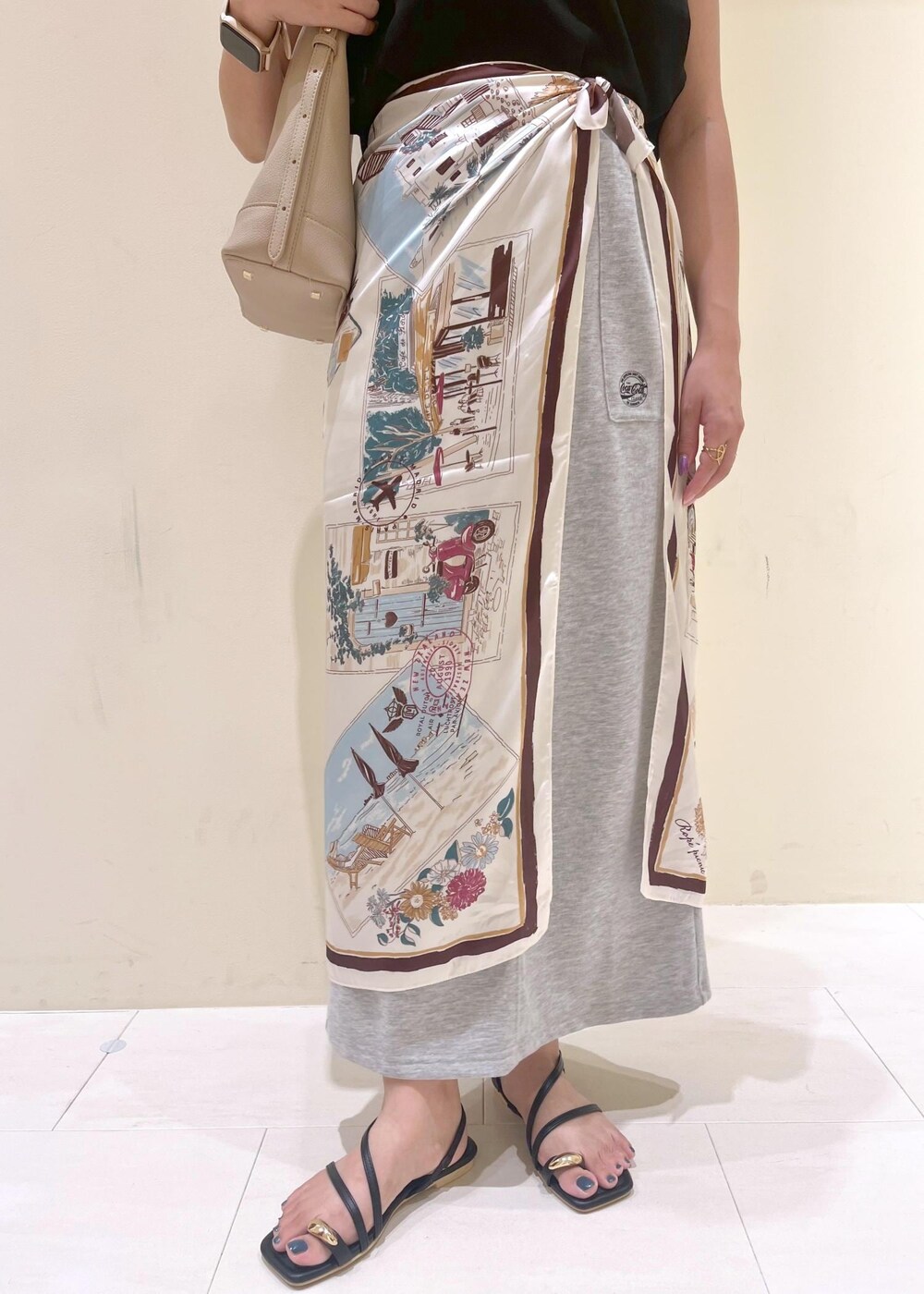 ブラック系のサンダル、グレー系のスカート、ブラック系のシャツ/ブラウスを着用したレディースの夏コーディネートの8枚目の写真