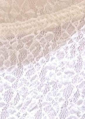 ブルー系のスカート、オレンジ系のシャツ/ブラウス、ホワイト系のTシャツ/カットソーを着用したレディースの秋コーディネートの7枚目の写真