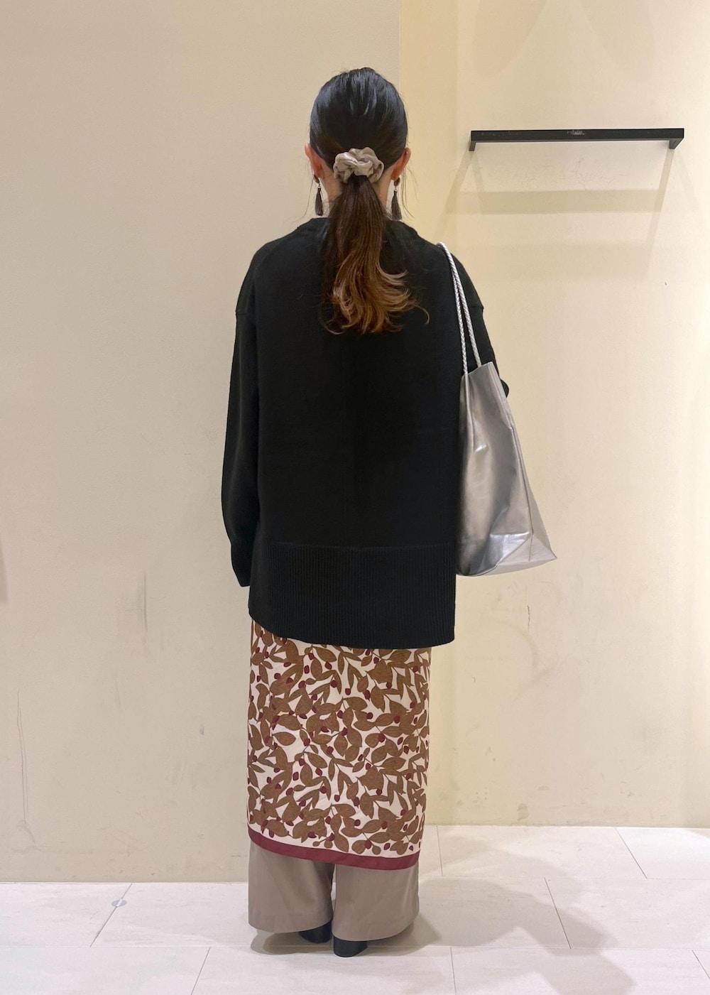 シルバー系のトートバッグ、シルバー系のトートバッグ、ベージュ系のその他パンツを着用したレディースの秋コーディネートの4枚目の写真