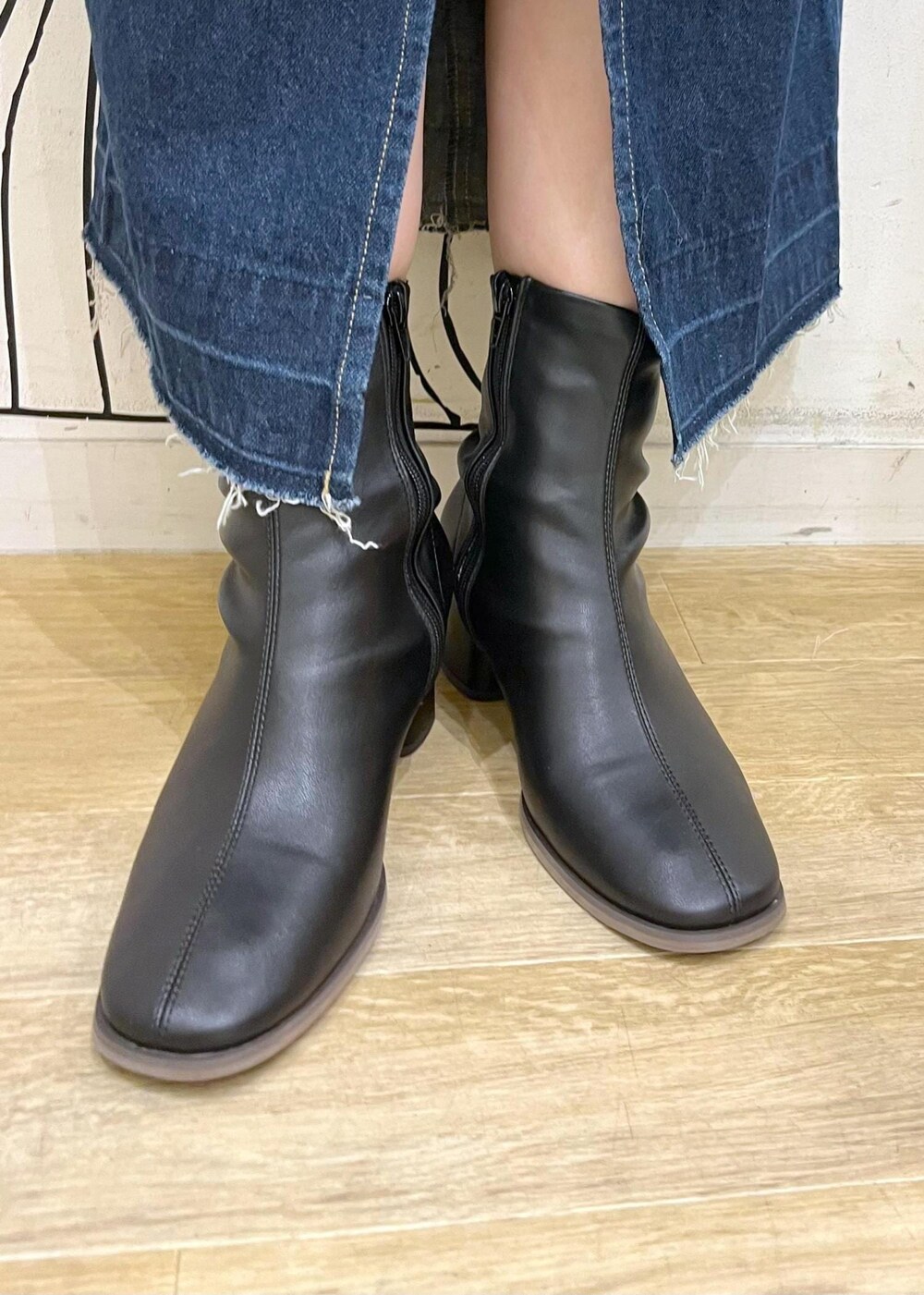 グレー系のTシャツ/カットソー、ベージュ系のカーディガン/ボレロ、ブラック系のブーツを着用したレディースの秋コーディネートの10枚目の写真