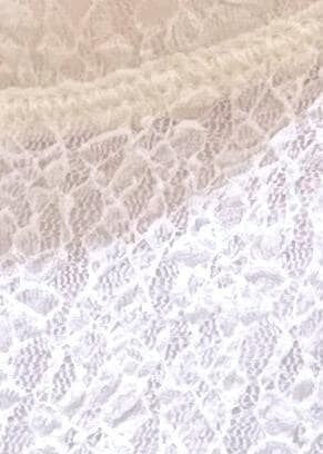 ブルー系のワンピース、ブラウン系のカーディガン/ボレロ、ホワイト系のTシャツ/カットソーを着用したレディースの秋コーディネートの6枚目の写真