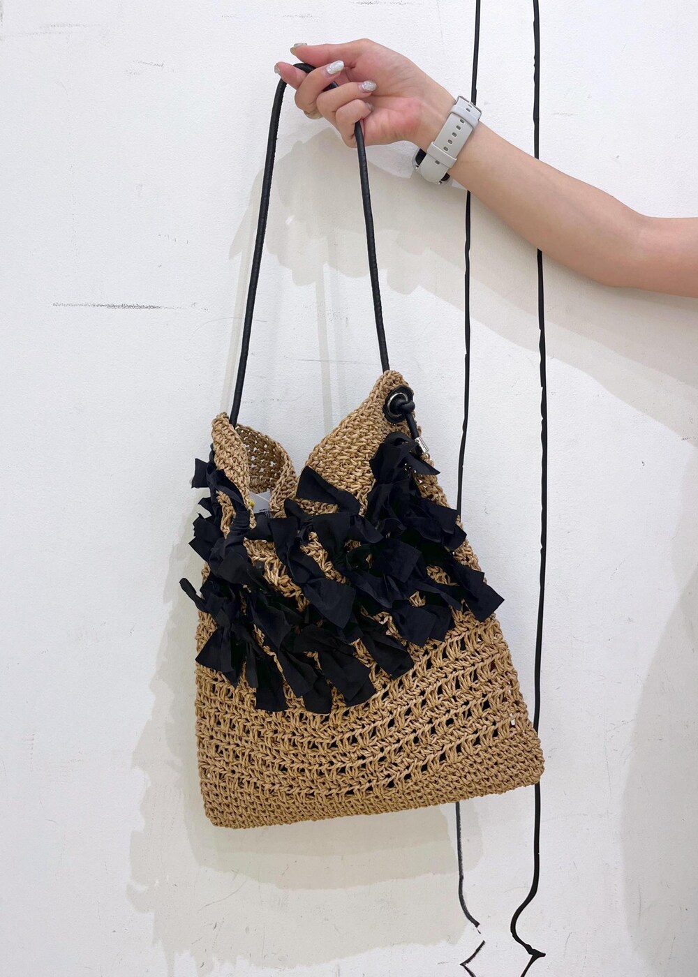 ブラック系のニット/セーター、ブラック系のサンダル、ブラック系のその他パンツを着用したレディースの夏コーディネートの8枚目の写真