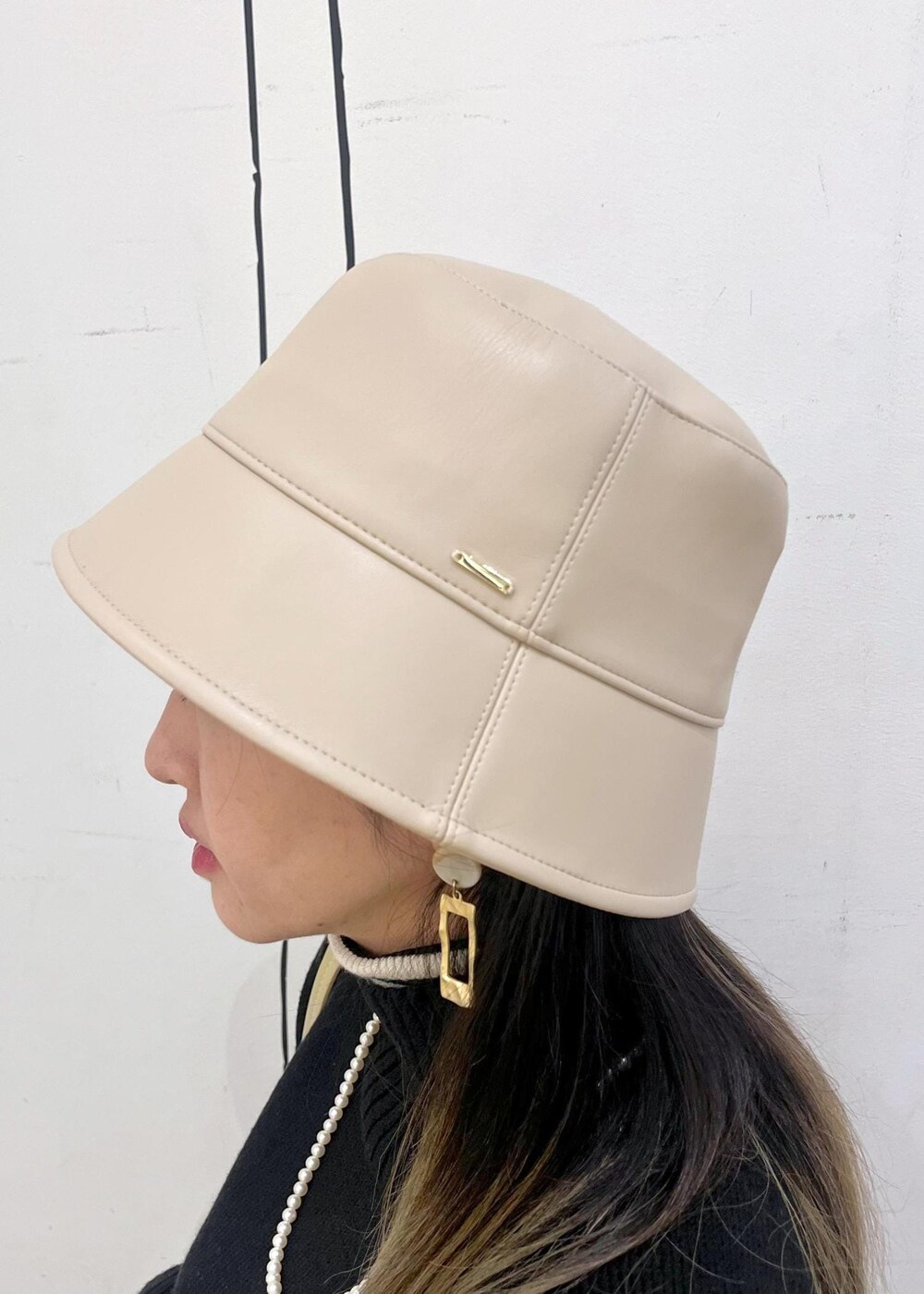 ベージュ系のローファー、ブラック系のニット/セーター、ホワイト系のニット/セーターを着用したレディースの冬コーディネートの5枚目の写真