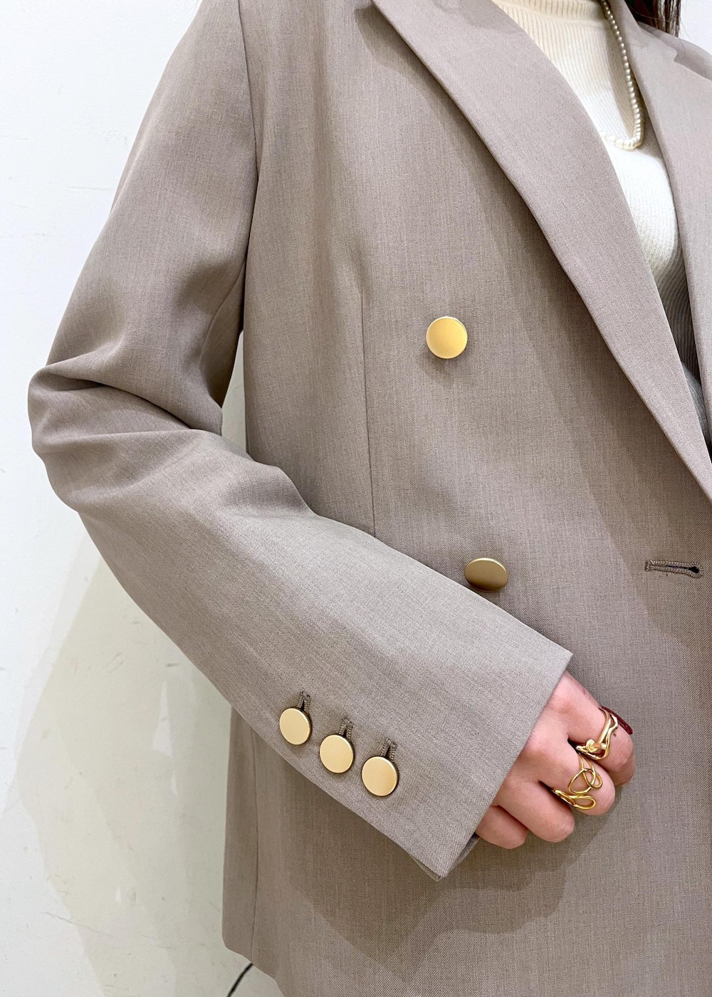 ホワイト系のニット/セーター、ブルー系のデニムパンツ、ブラック系のローファーを着用したレディースの冬コーディネートの7枚目の写真