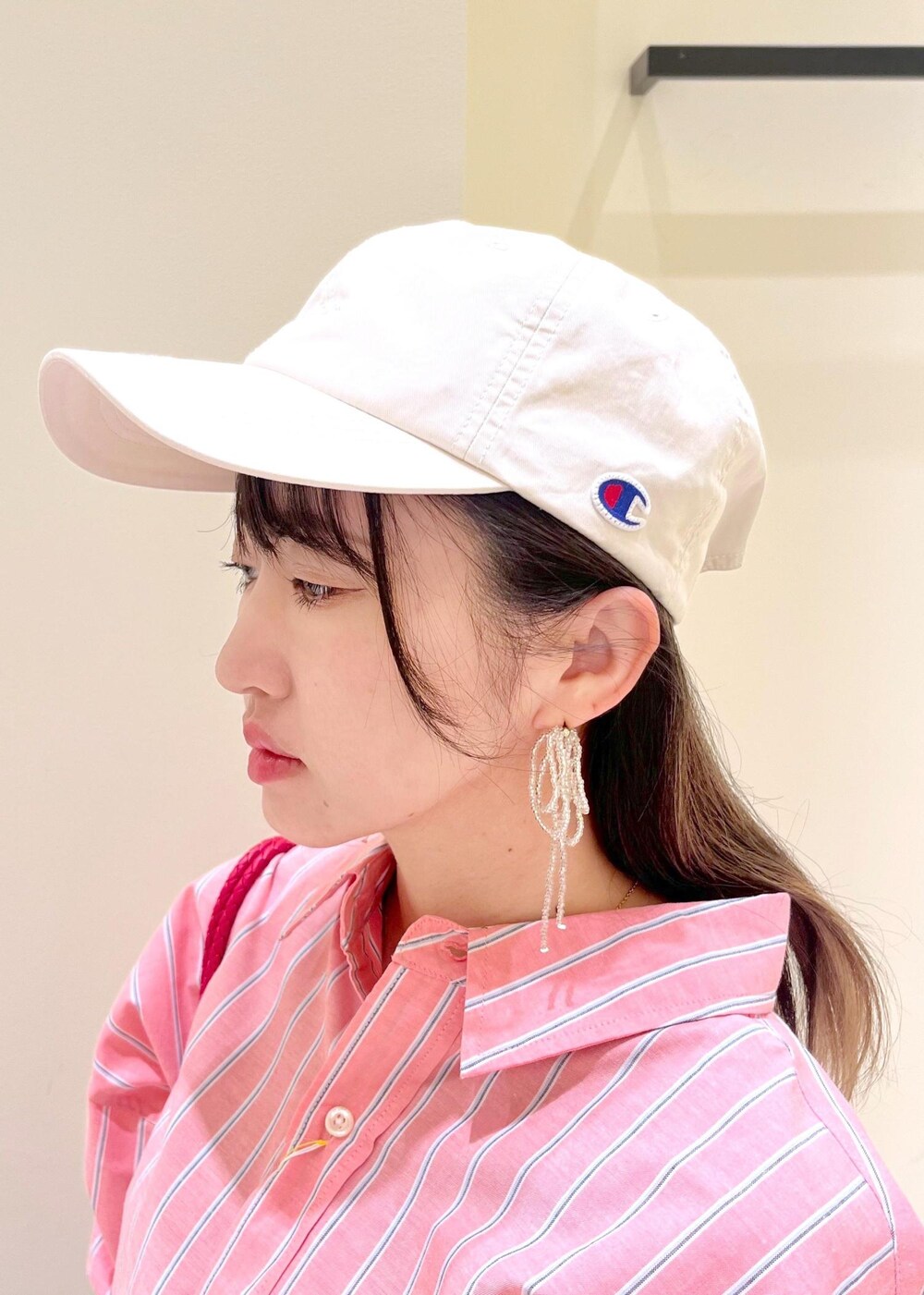 レッド系のトートバッグ、ブラック系のスカート、レッド系のシャツ/ブラウスを着用したレディースの春コーディネートの4枚目の写真