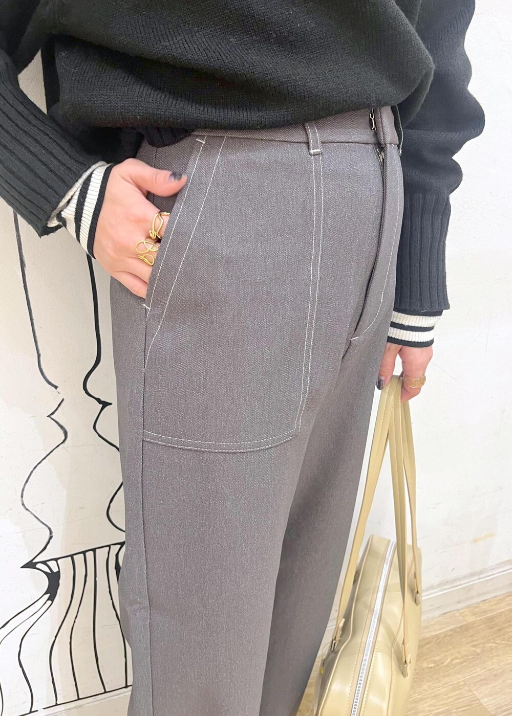 ベージュ系のローファー、ブラック系のニット/セーター、ホワイト系のニット/セーターを着用したレディースの冬コーディネートの7枚目の写真