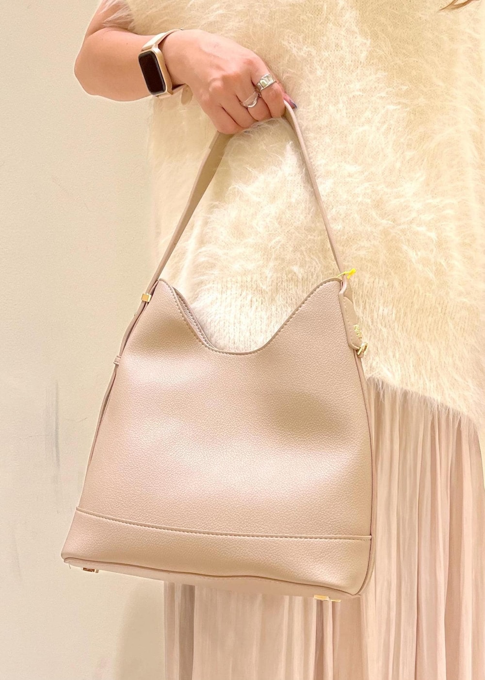 イエロー系のローファー、ベージュ系のスカート、ベージュ系のショルダーバッグを着用したレディースの夏コーディネートの9枚目の写真