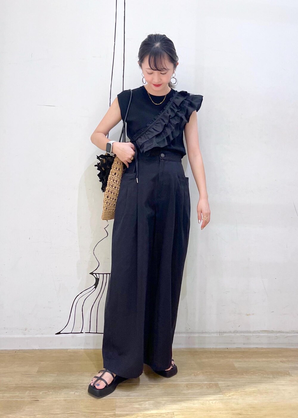 ブラック系のニット/セーター、ブラック系のサンダル、ブラック系のその他パンツを着用したレディースの夏コーディネートの3枚目の写真