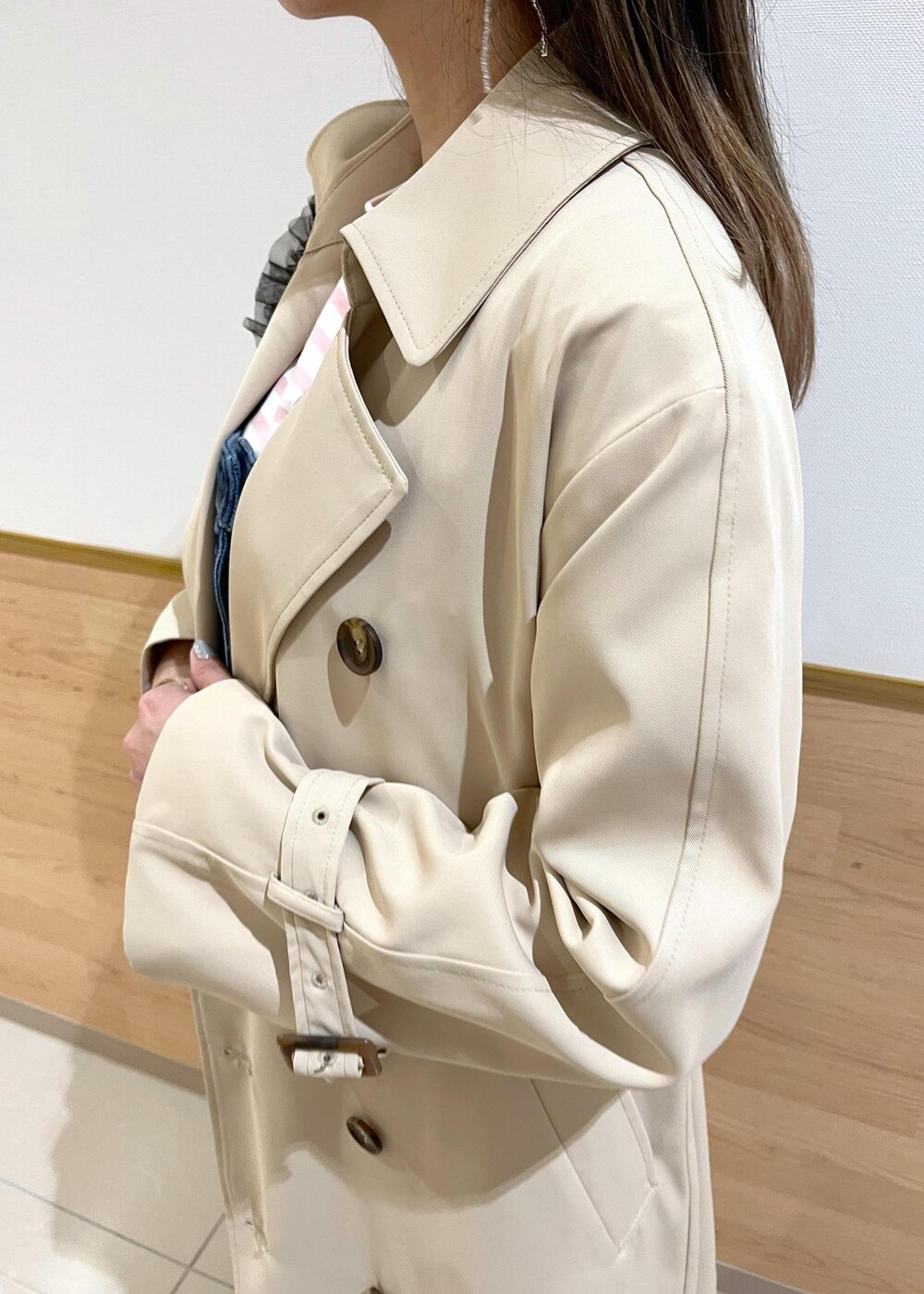 ブルー系のデニムパンツ、ブルー系のベスト、ピンク系のTシャツ/カットソーを着用したレディースの冬コーディネートの5枚目の写真