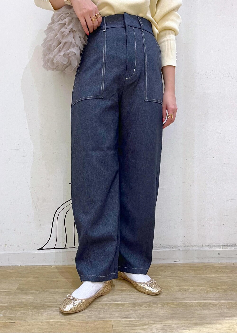 ゴールド系のバレエシューズ、ブルー系のその他パンツ、ベージュ系のショルダーバッグを着用したレディースの冬コーディネートの9枚目の写真