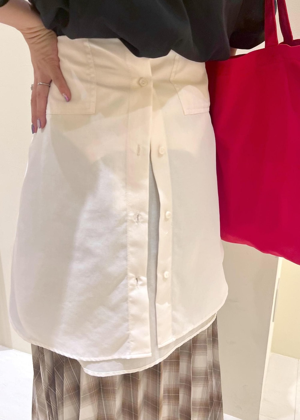 ホワイト系のシャツ/ブラウス、イエロー系のスカート、ブラック系のTシャツ/カットソーを着用したレディースの夏コーディネートの7枚目の写真