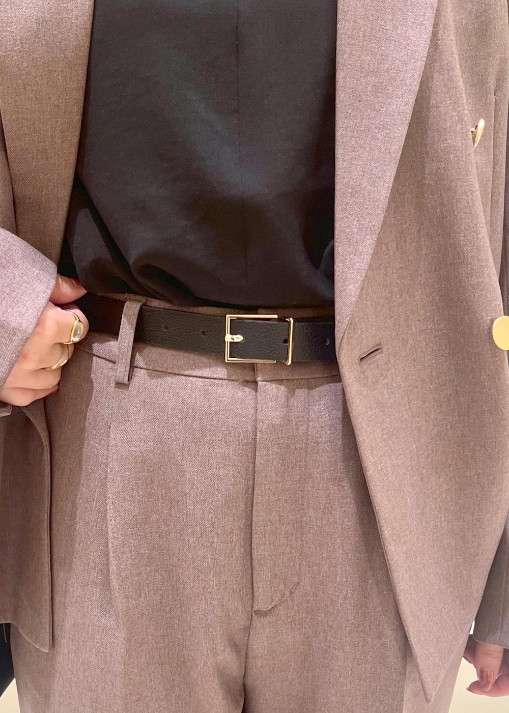 ブラック系のショルダーバッグ、ブラック系のシャツ/ブラウス、ベージュ系のテーラードジャケットを着用したレディースの秋コーディネートの7枚目の写真