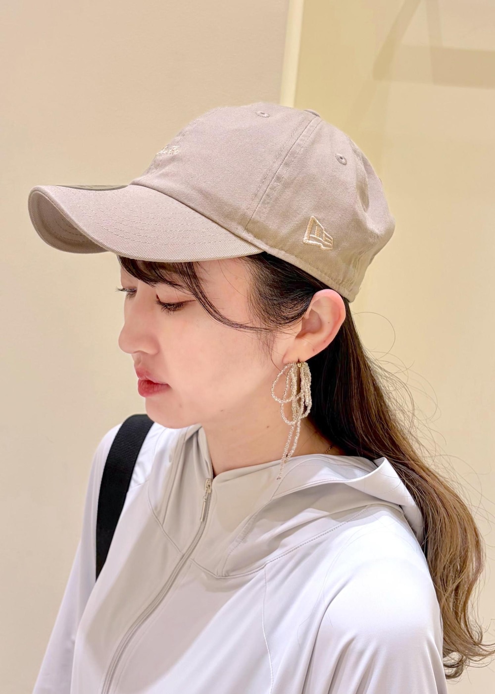 グレー系のパーカー、グレー系のその他パンツ、ブラック系のショルダーバッグを着用したレディースの春コーディネートの5枚目の写真