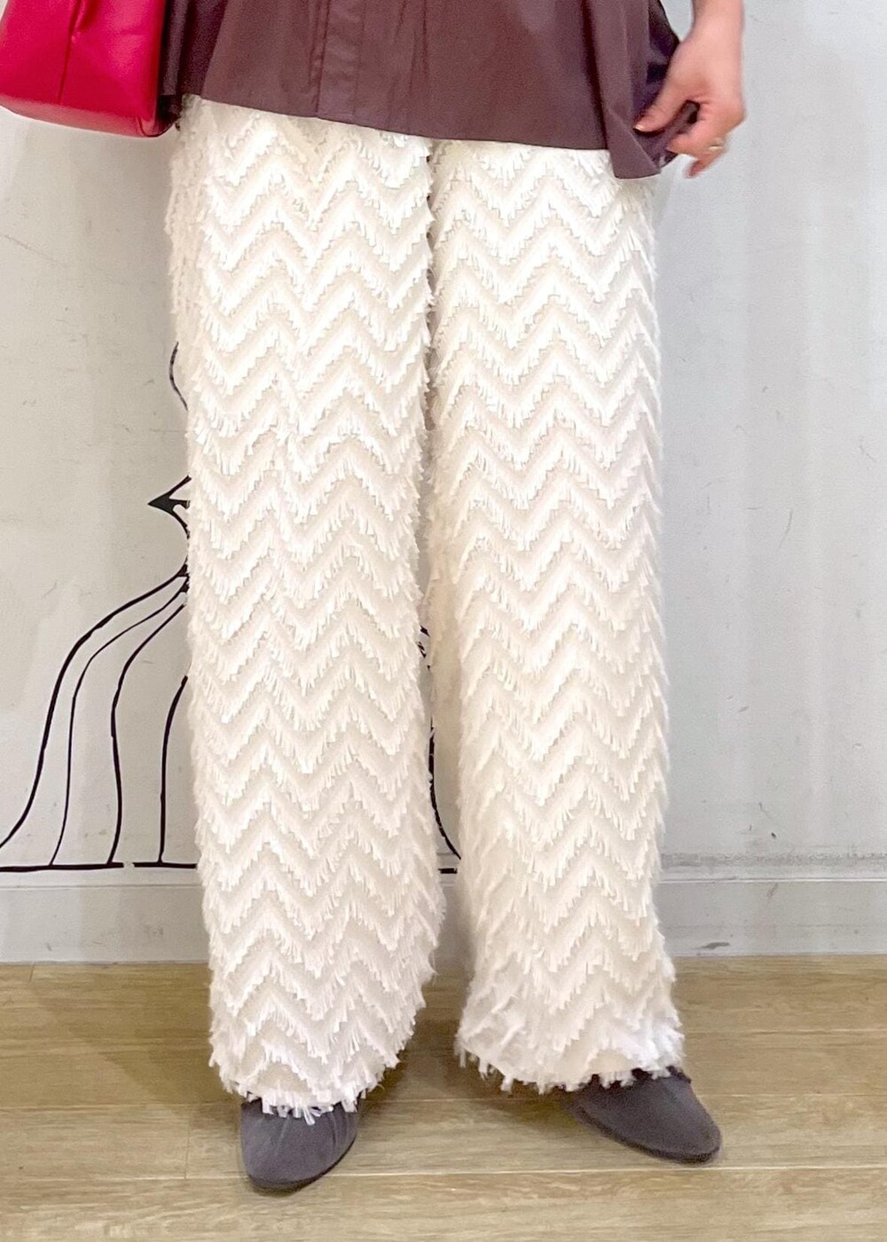 ブラウン系のシャツ/ブラウス、グレー系のパンプス、ベージュ系のその他パンツを着用したレディースの秋コーディネートの8枚目の写真