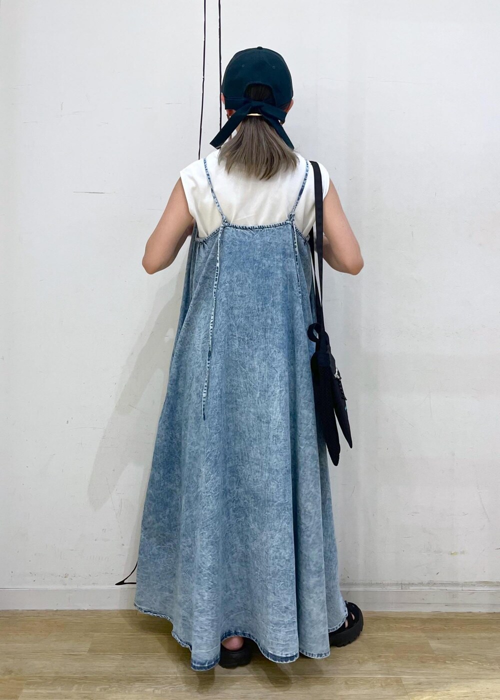 ブラック系のサンダル、ホワイト系のTシャツ/カットソー、ブルー系のワンピースを着用したレディースの夏コーディネートの3枚目の写真