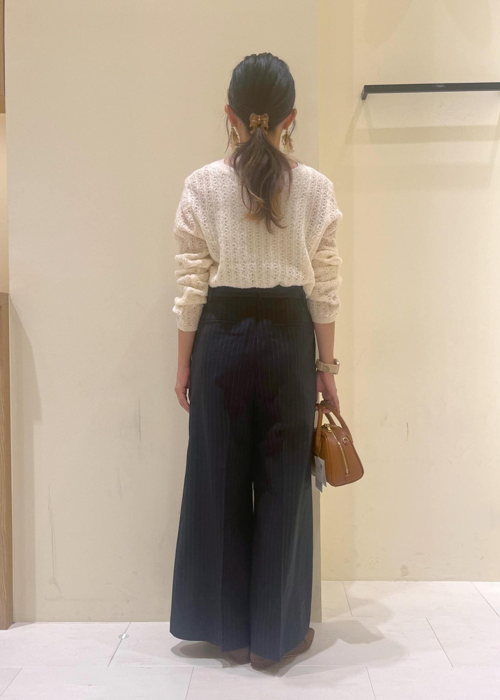ホワイト系のカーディガン/ボレロ、ブルー系のその他パンツ、ブラウン系のパンプスを着用したレディースの秋コーディネートの3枚目の写真