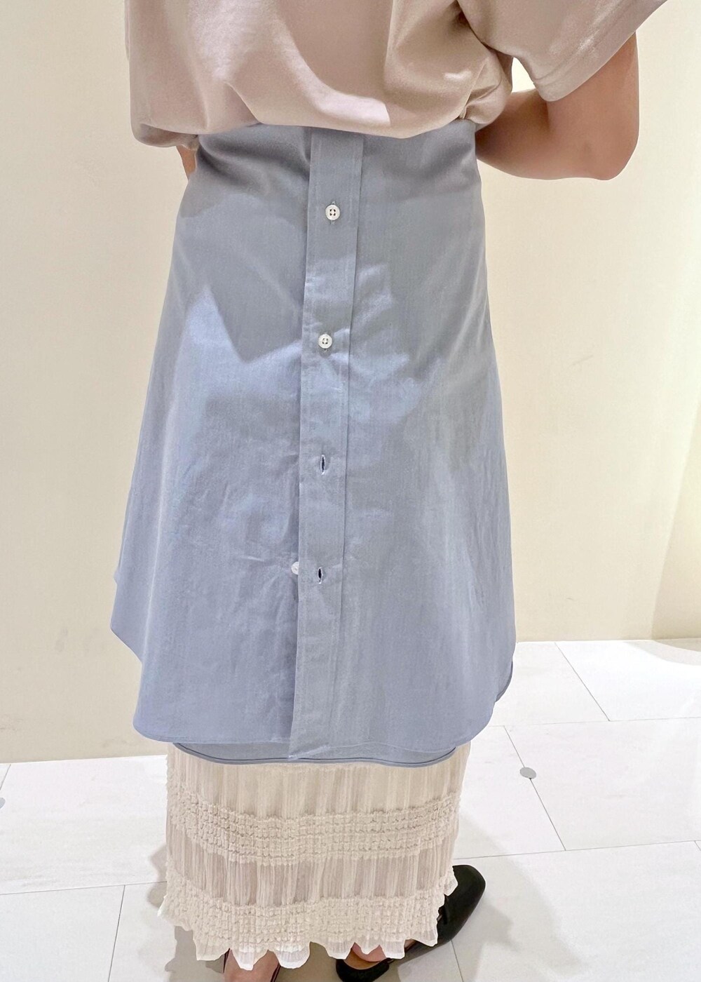 シルバー系のトートバッグ、ブラック系のローファー、ベージュ系のTシャツ/カットソーを着用したレディースの春コーディネートの7枚目の写真