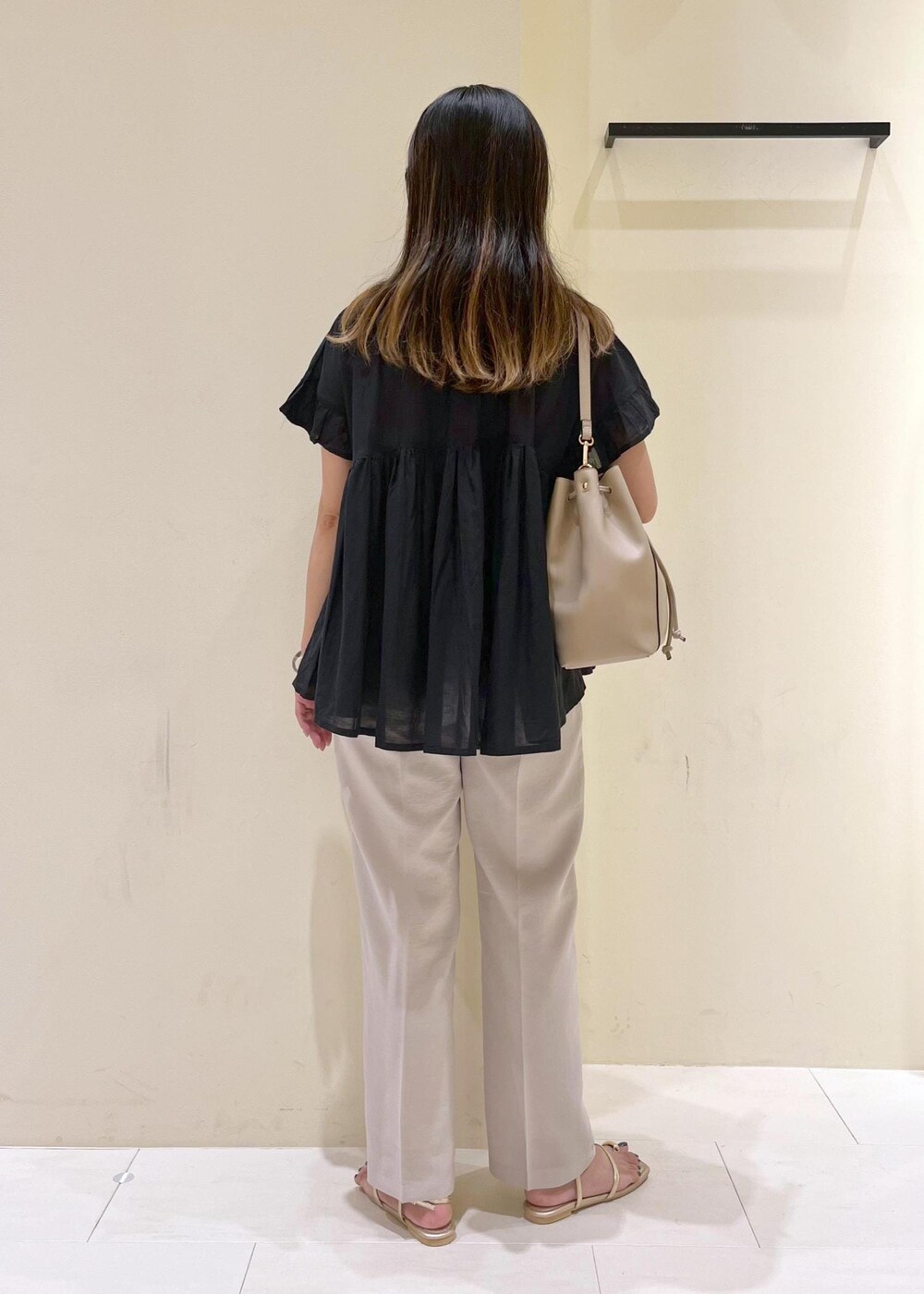 ブラック系のシャツ/ブラウス、グレー系のその他パンツ、ゴールド系のサンダルを着用したレディースの夏コーディネートの4枚目の写真