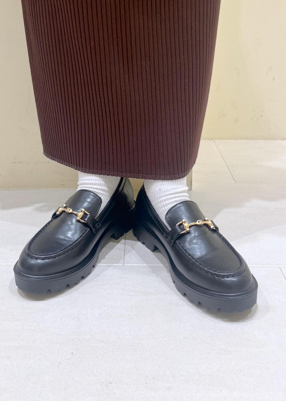 ホワイト系のTシャツ/カットソー、ブラック系のローファー、ブラック系のハンドバッグを着用したレディースの冬コーディネートの10枚目の写真