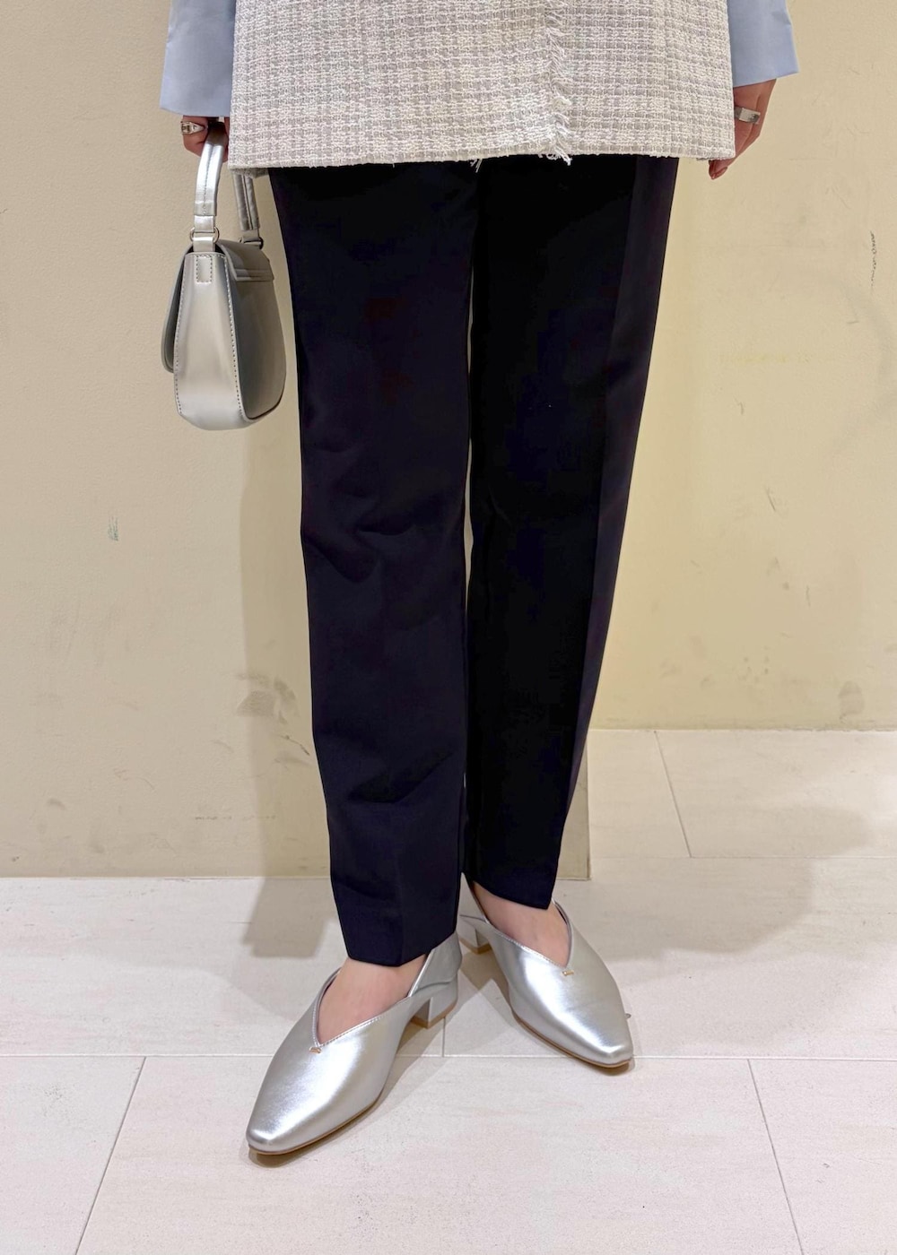 シルバー系のハンドバッグ、ブルー系のシャツ/ブラウス、ブルー系のその他パンツを着用したレディースの冬コーディネートの8枚目の写真