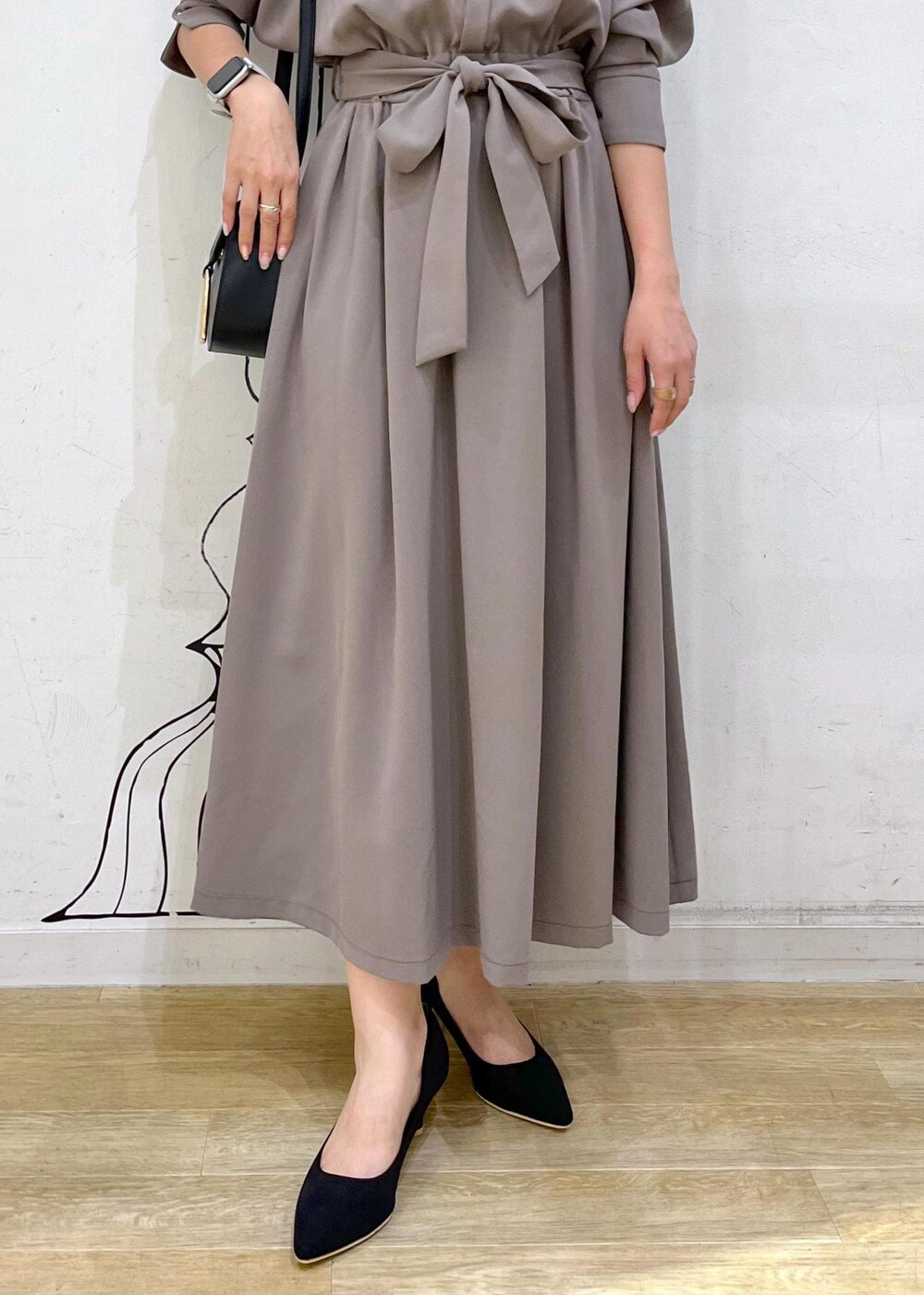 ブラック系のパンプス、ブラック系のパンプス、ブラック系のパンプスを着用したレディースの夏コーディネートの7枚目の写真