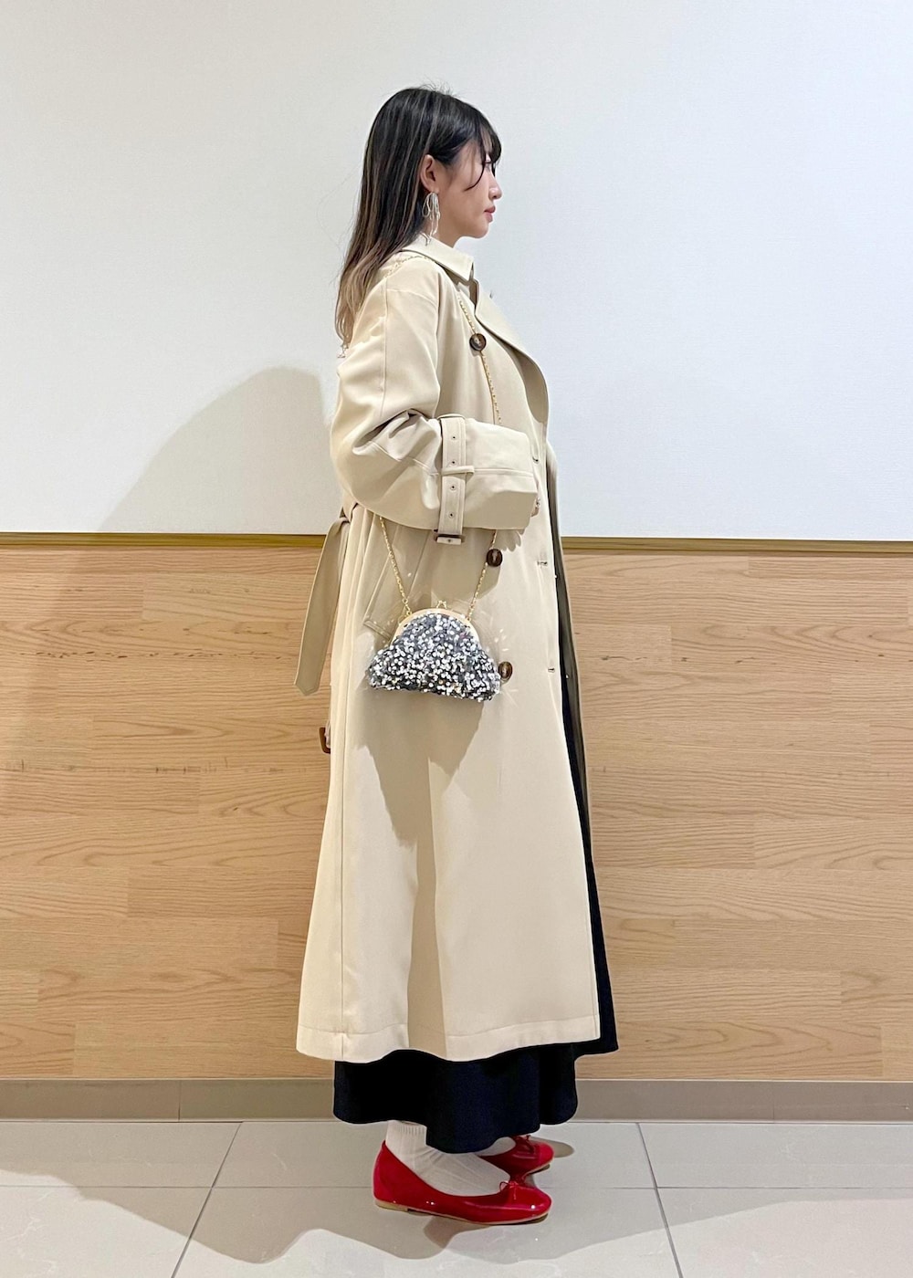 グレー系のショルダーバッグ、ブルー系のシャツ/ブラウス、ベージュ系のトレンチコートを着用したレディースの冬コーディネートの4枚目の写真