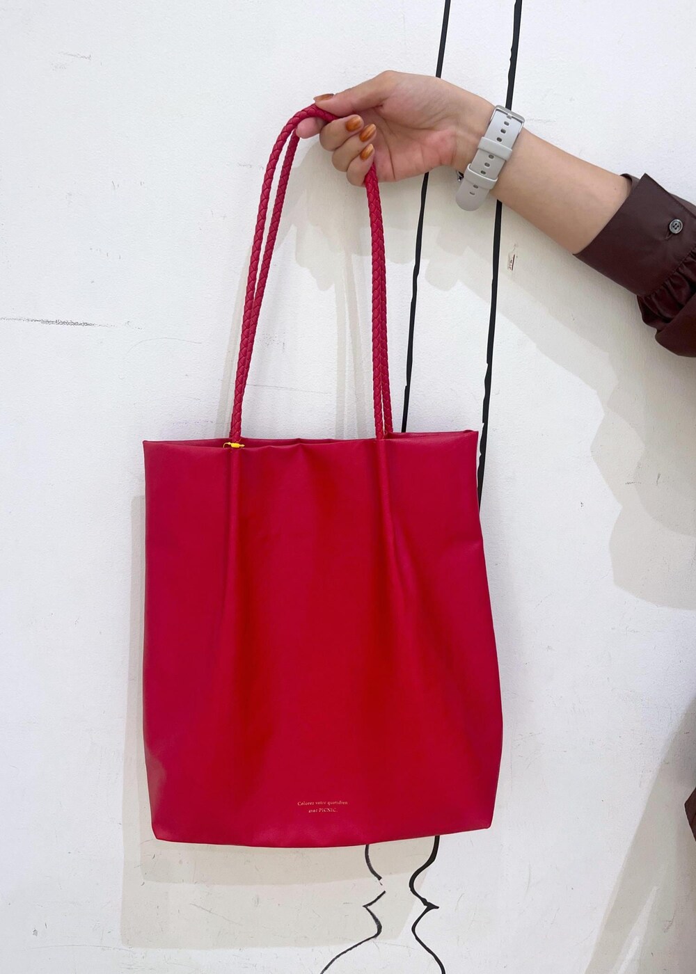 ブラウン系のシャツ/ブラウス、グレー系のパンプス、ベージュ系のその他パンツを着用したレディースの秋コーディネートの9枚目の写真