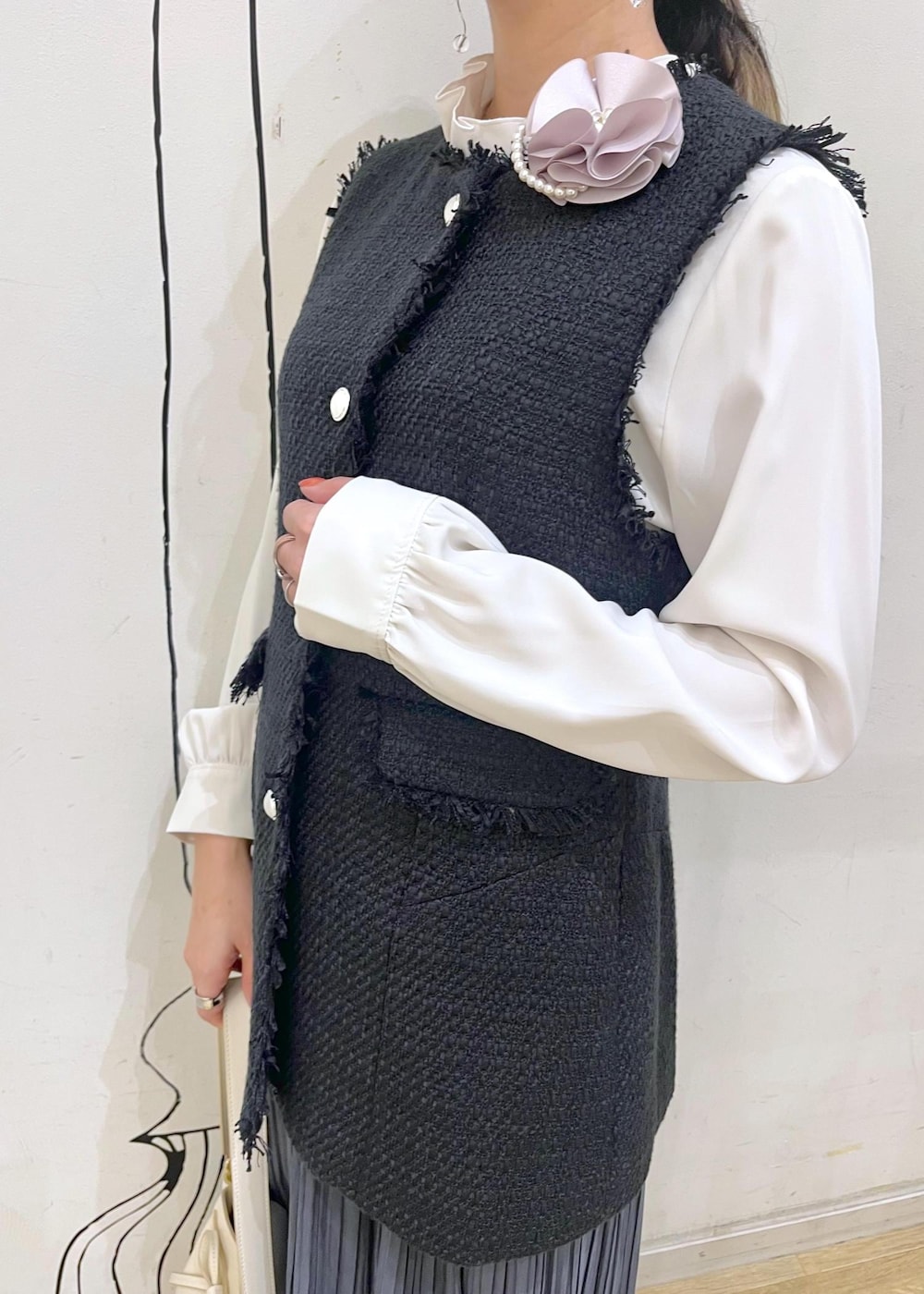 ブルー系のスカート、ベージュ系のローファー、ホワイト系のハンドバッグを着用したレディースの冬コーディネートの5枚目の写真