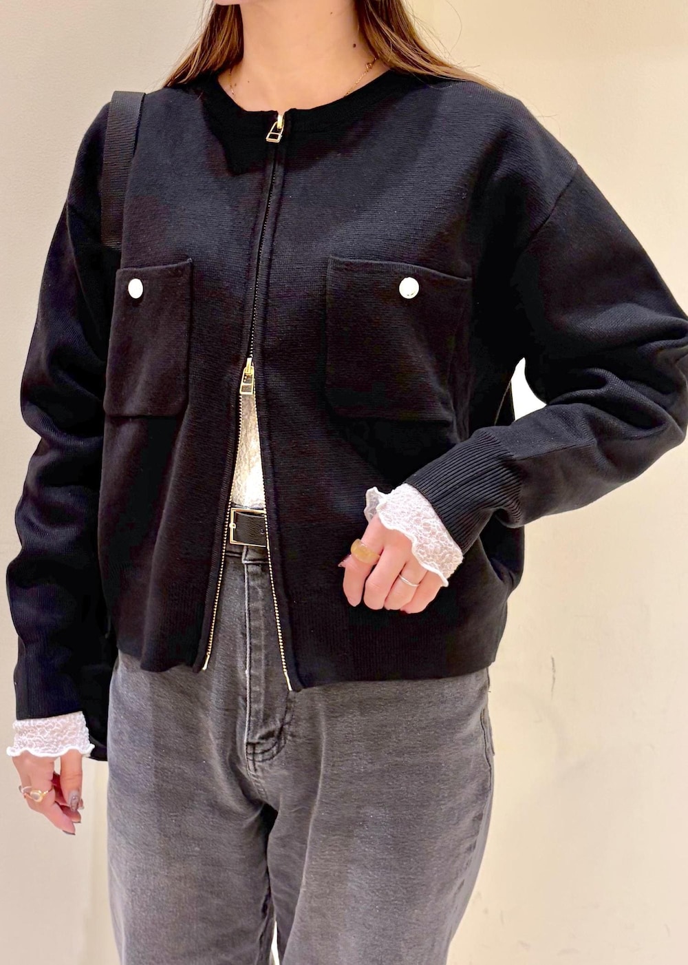 ホワイト系のTシャツ/カットソー、ブラック系のカーディガン/ボレロ、ブラック系のデニムパンツを着用したレディースの春コーディネートの5枚目の写真