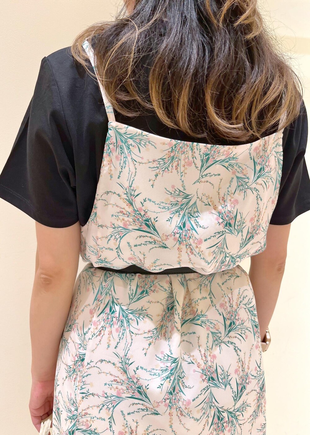 ブラック系のサンダル、ホワイト系のその他パンツ、ホワイト系のワンピースを着用したレディースの夏コーディネートの6枚目の写真