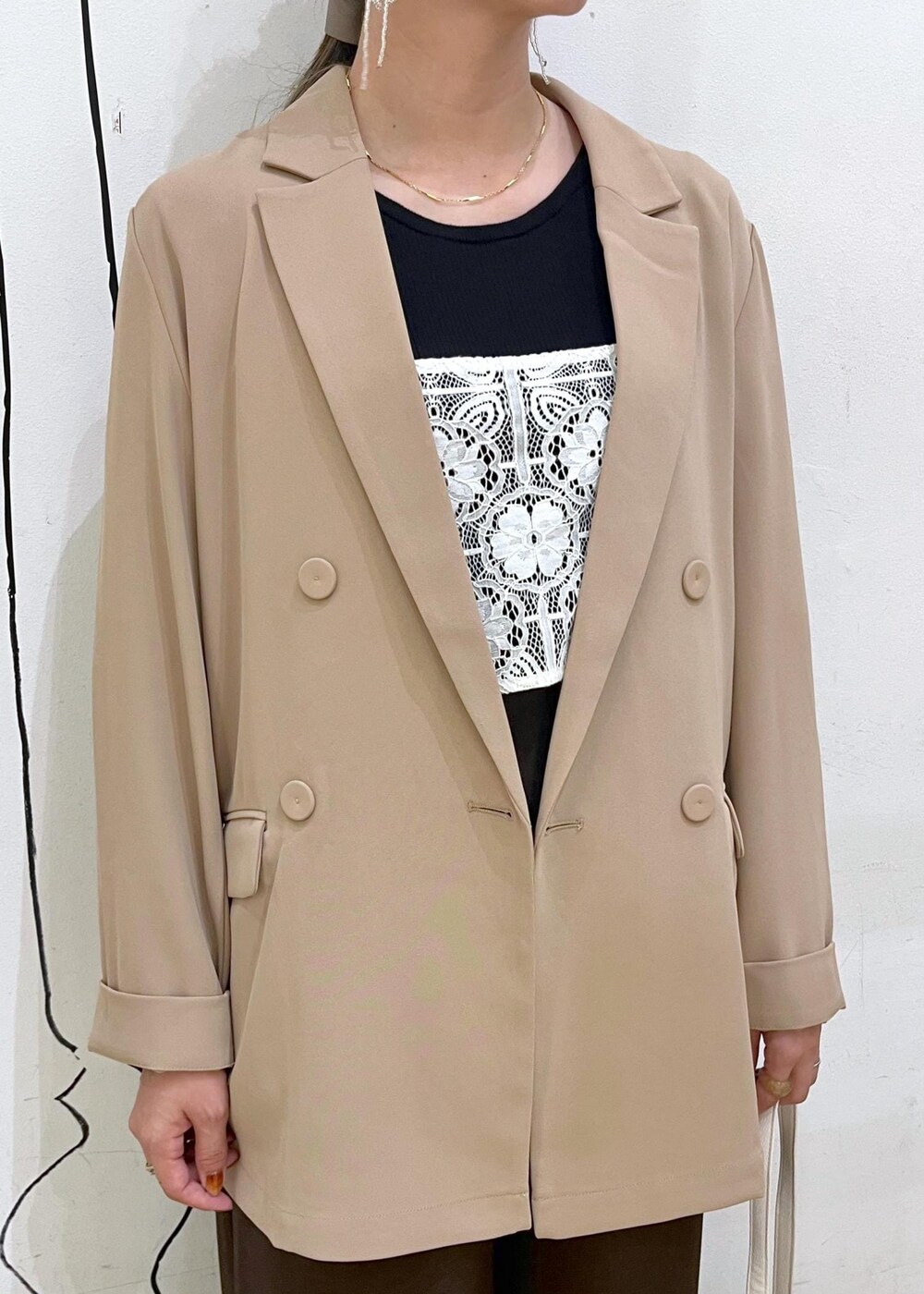 ブラック系のニット/セーター、ホワイト系のキャミソール、ベージュ系のローファーを着用したレディースの秋コーディネートの5枚目の写真