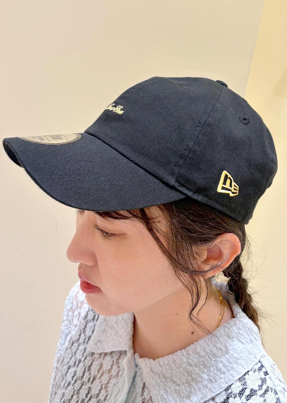 グレー系のショルダーバッグ、ブラック系のスカート、ブルー系のシャツ/ブラウスを着用したレディースの夏コーディネートの5枚目の写真