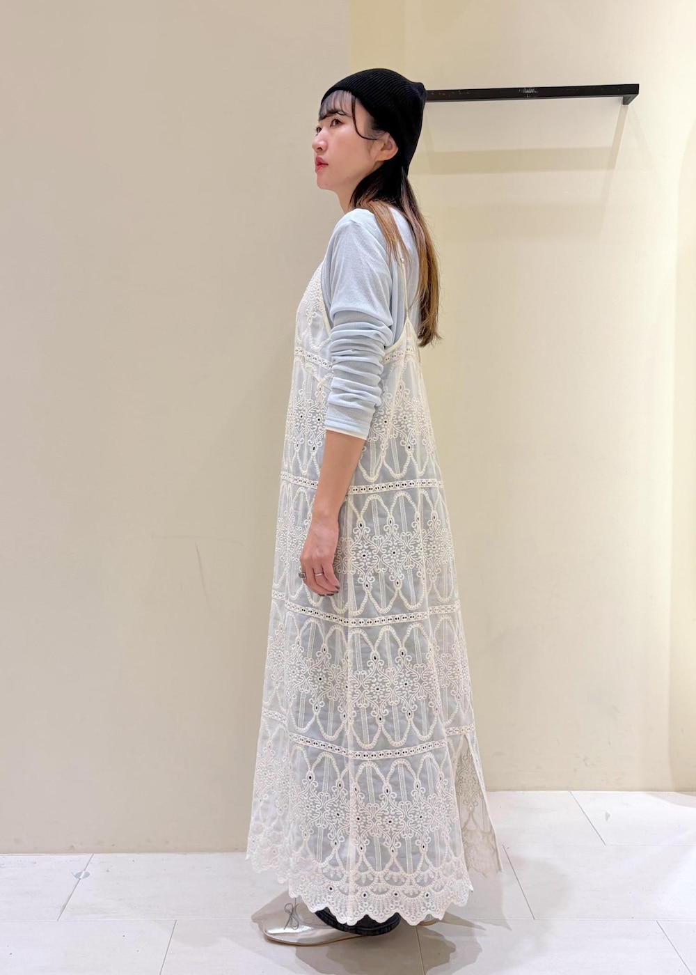 ブルー系のTシャツ/カットソー、ブラック系のデニムパンツ、ホワイト系のワンピースを着用したレディースの春コーディネートの4枚目の写真