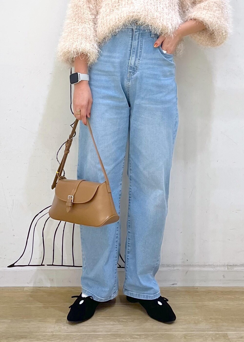 グレー系のタンクトップ、ブルー系のデニムパンツ、ベージュ系のカーディガン/ボレロを着用したレディースの秋コーディネートの8枚目の写真