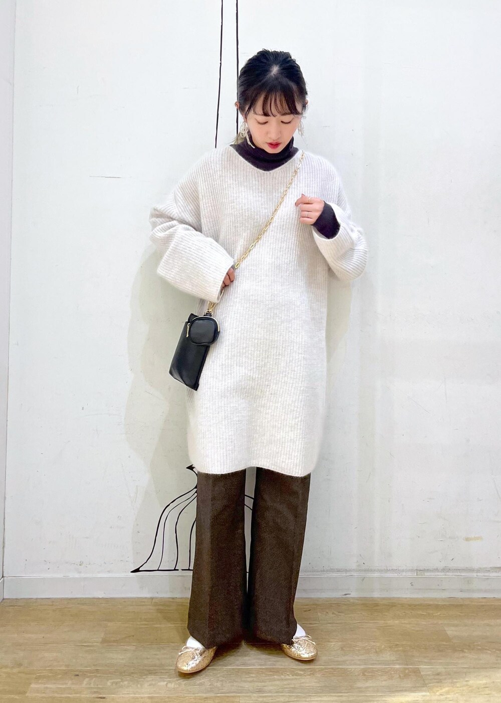 グレー系のTシャツ/カットソー、グレー系のワンピース、ブラウン系のその他パンツを着用したレディースの秋コーディネートの2枚目の写真