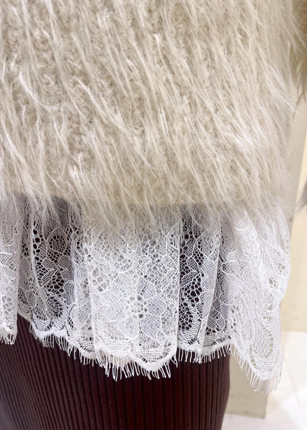 ホワイト系のTシャツ/カットソー、ブラック系のローファー、ブラック系のハンドバッグを着用したレディースの冬コーディネートの7枚目の写真