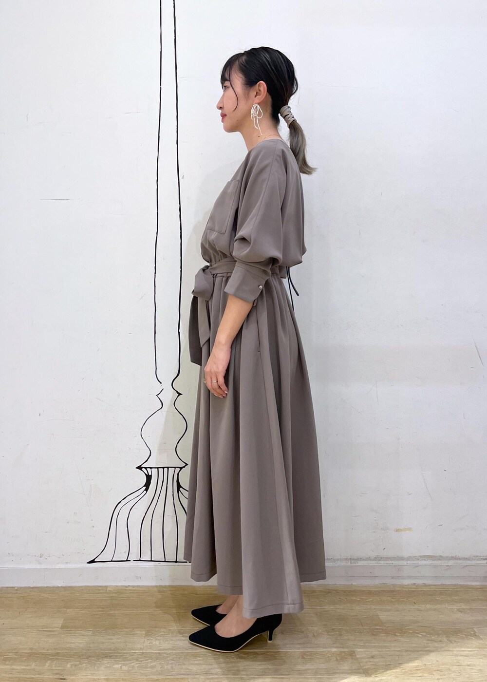 ブラック系のパンプス、ブラック系のパンプス、ブラック系のパンプスを着用したレディースの夏コーディネートの4枚目の写真