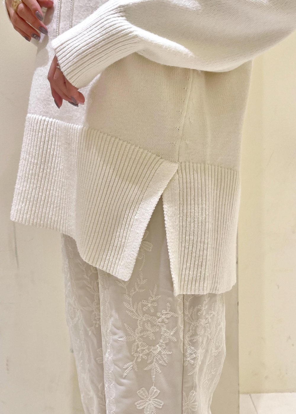 ホワイト系のニット/セーター、ブラウン系のショルダーバッグ、ブラウン系のローファーを着用したレディースの冬コーディネートの6枚目の写真