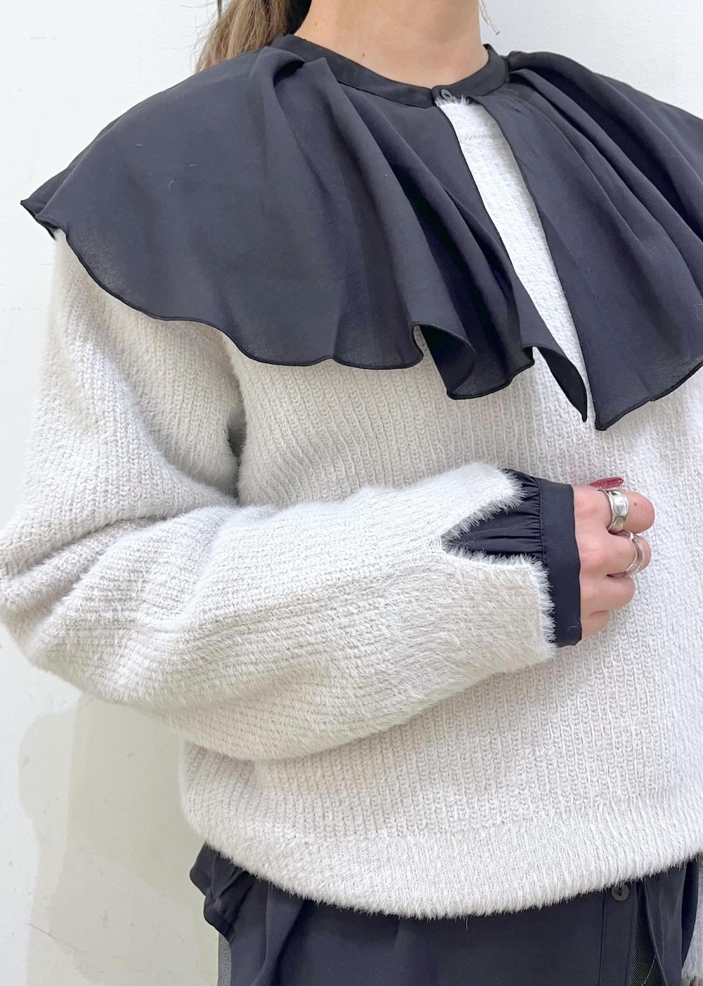 ブラック系のシャツ/ブラウス、シルバー系のバレエシューズ、グレー系のその他パンツを着用したレディースの冬コーディネートの4枚目の写真