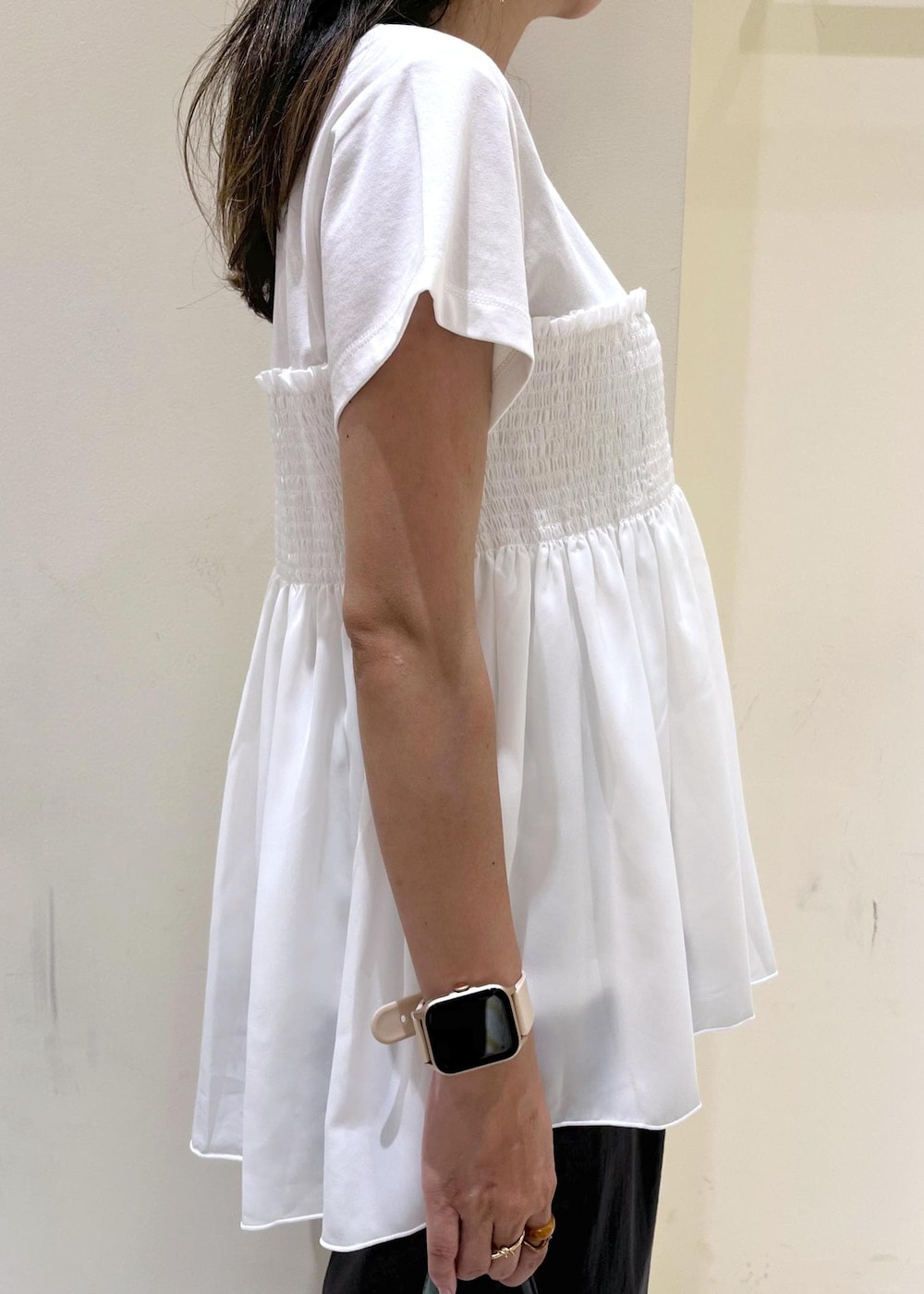 ブルー系のショルダーバッグ、グレー系のその他パンツ、ゴールド系のサンダルを着用したレディースの夏コーディネートの6枚目の写真