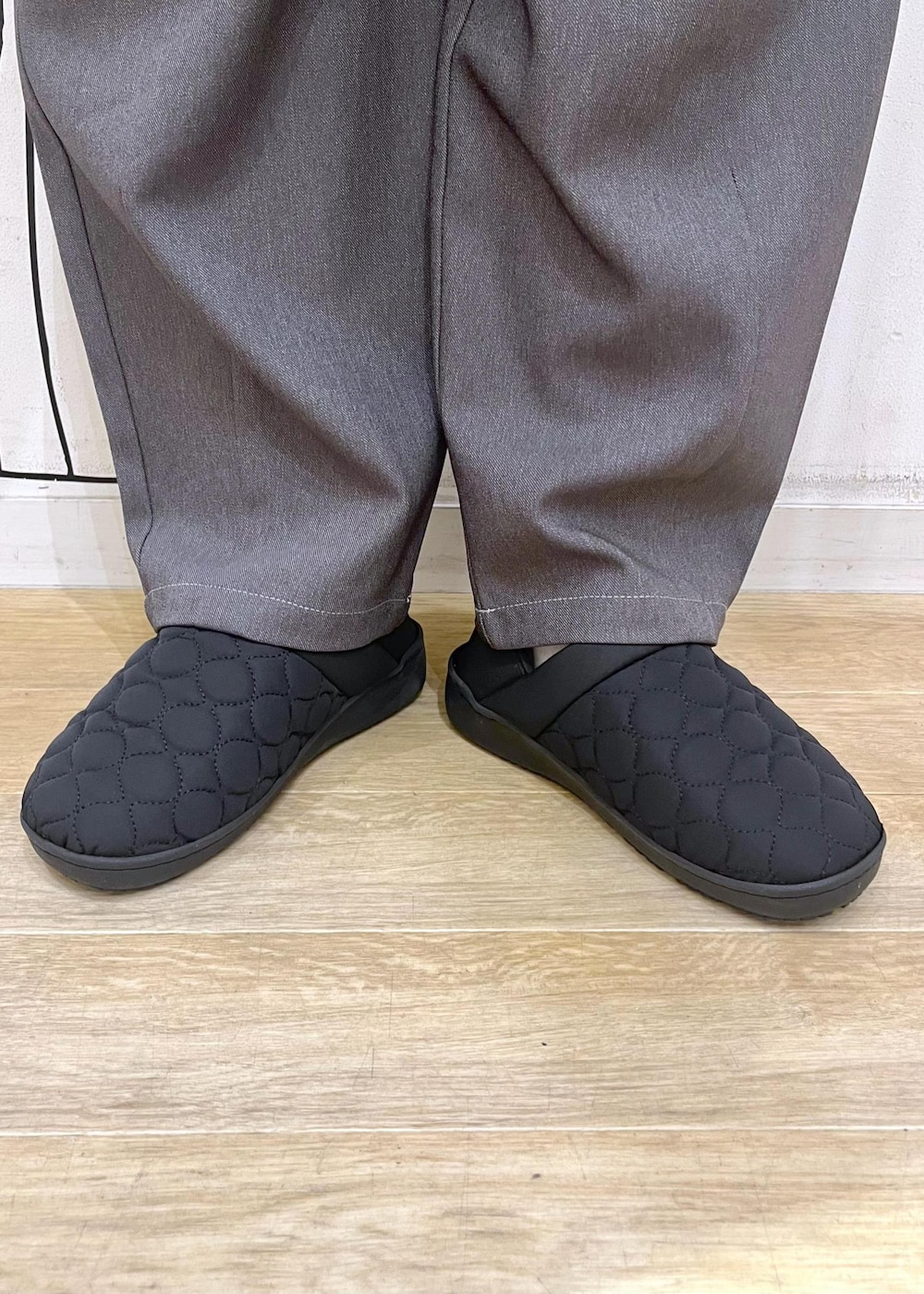 ベージュ系のニット/セーター、ホワイト系のトートバッグ、ブラック系のスリッポンを着用したレディースの冬コーディネートの9枚目の写真