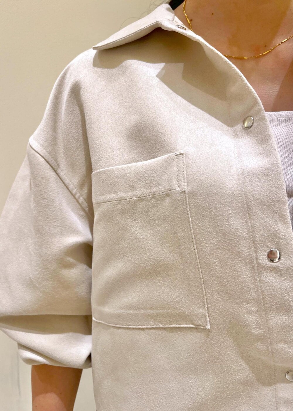 ベージュ系のシャツ/ブラウス、ブラック系のブーツ、グリーン系のスカートを着用したレディースの秋コーディネートの5枚目の写真