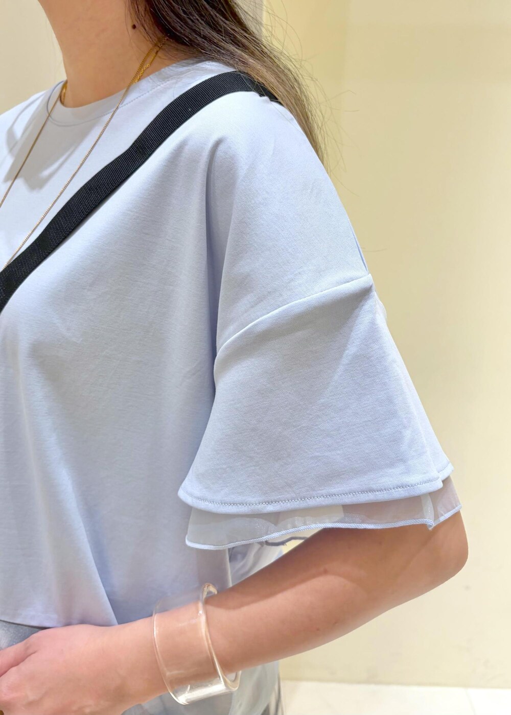 ホワイト系のシャツ/ブラウス、ブルー系のTシャツ/カットソー、ブラック系のその他パンツを着用したレディースの夏コーディネートの5枚目の写真