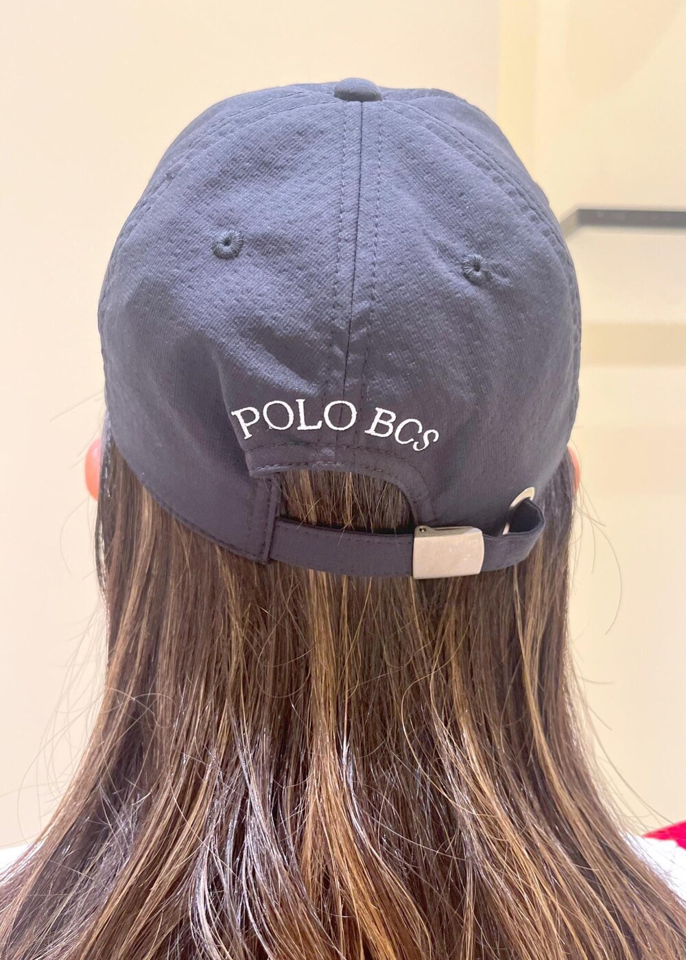 ブルー系のデニムパンツ、ホワイト系のスカート、ブラック系のサンダルを着用したレディースの夏コーディネートの6枚目の写真