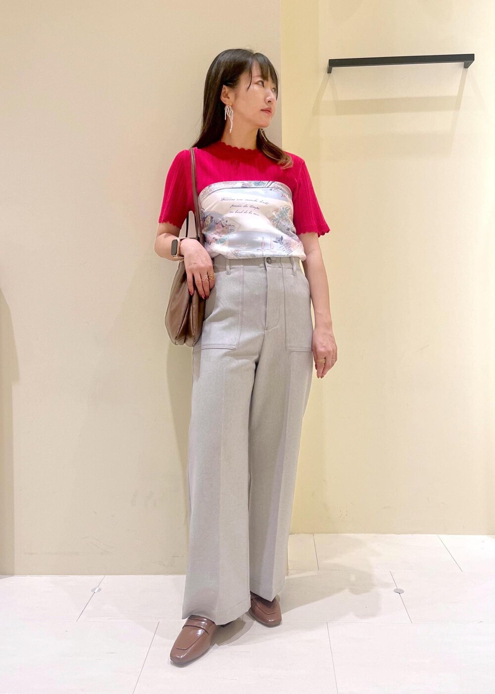 グレー系のその他パンツ、ブラウン系のトートバッグ、イエロー系のローファーを着用したレディースの春コーディネートの2枚目の写真
