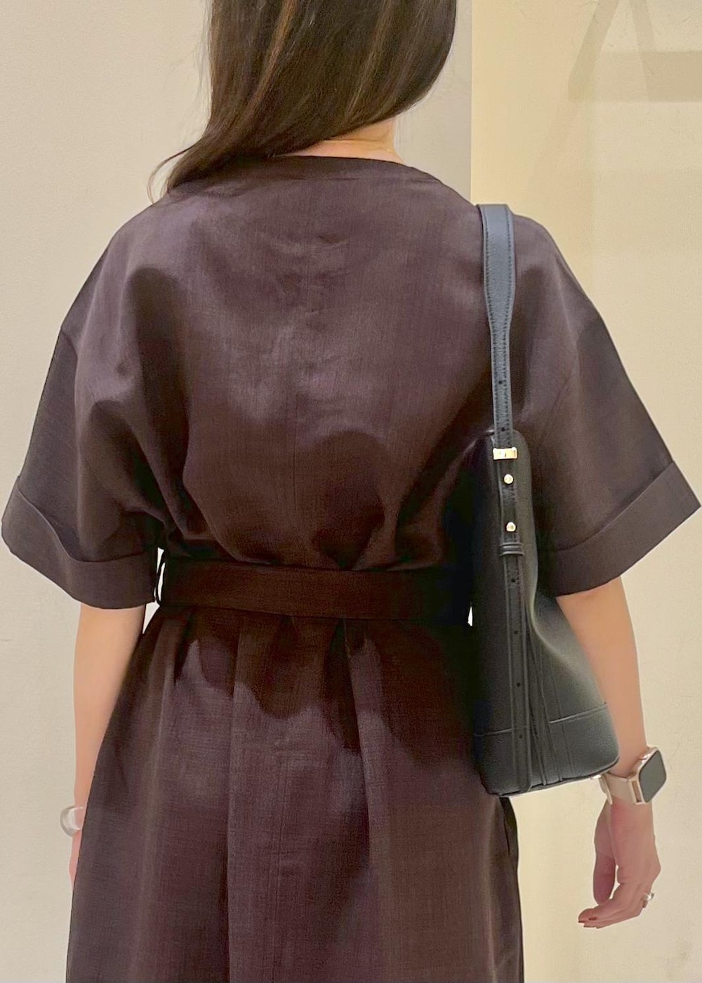 ブラック系のローファー、ベージュ系のその他パンツ、ブラウン系のワンピースを着用したレディースの秋コーディネートの7枚目の写真