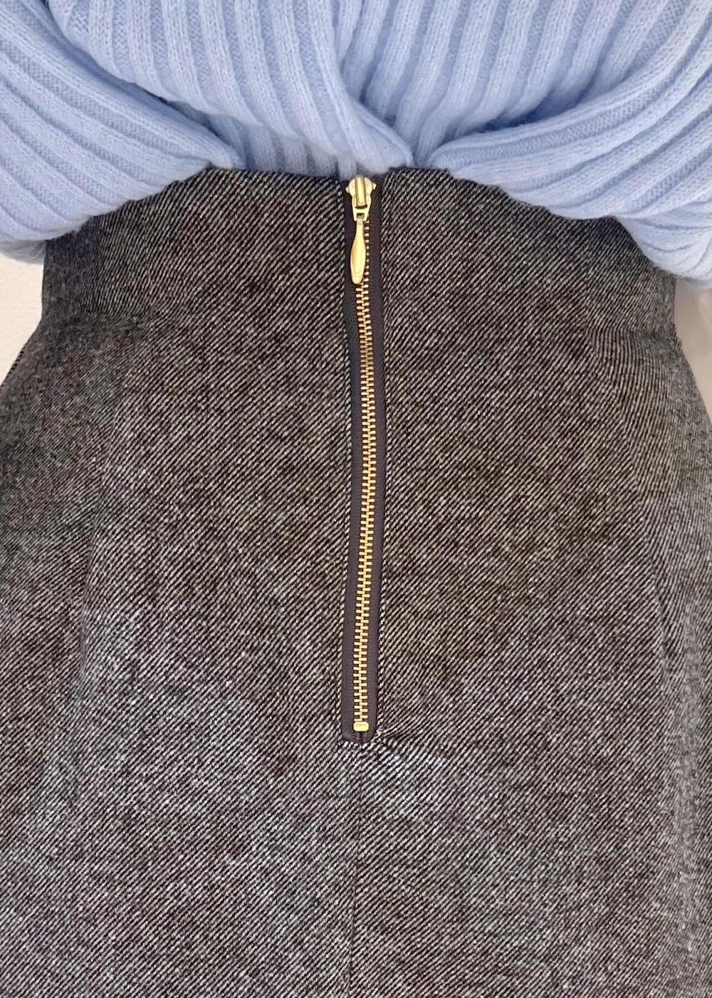 ブラック系のブーツ、ブラウン系のショルダーバッグ、ブルー系のニット/セーターを着用したレディースの冬コーディネートの8枚目の写真