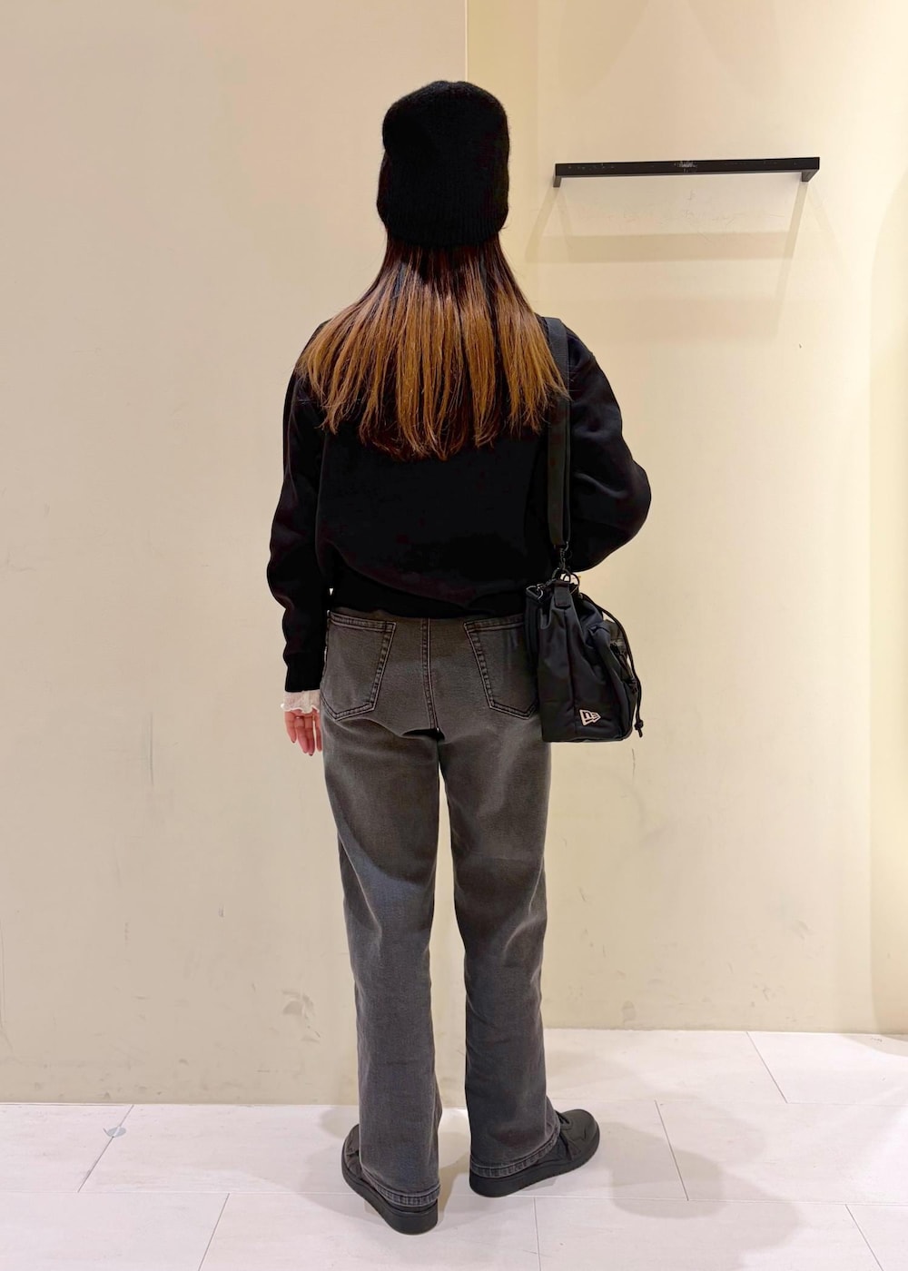 ホワイト系のTシャツ/カットソー、ブラック系のカーディガン/ボレロ、ブラック系のデニムパンツを着用したレディースの春コーディネートの3枚目の写真