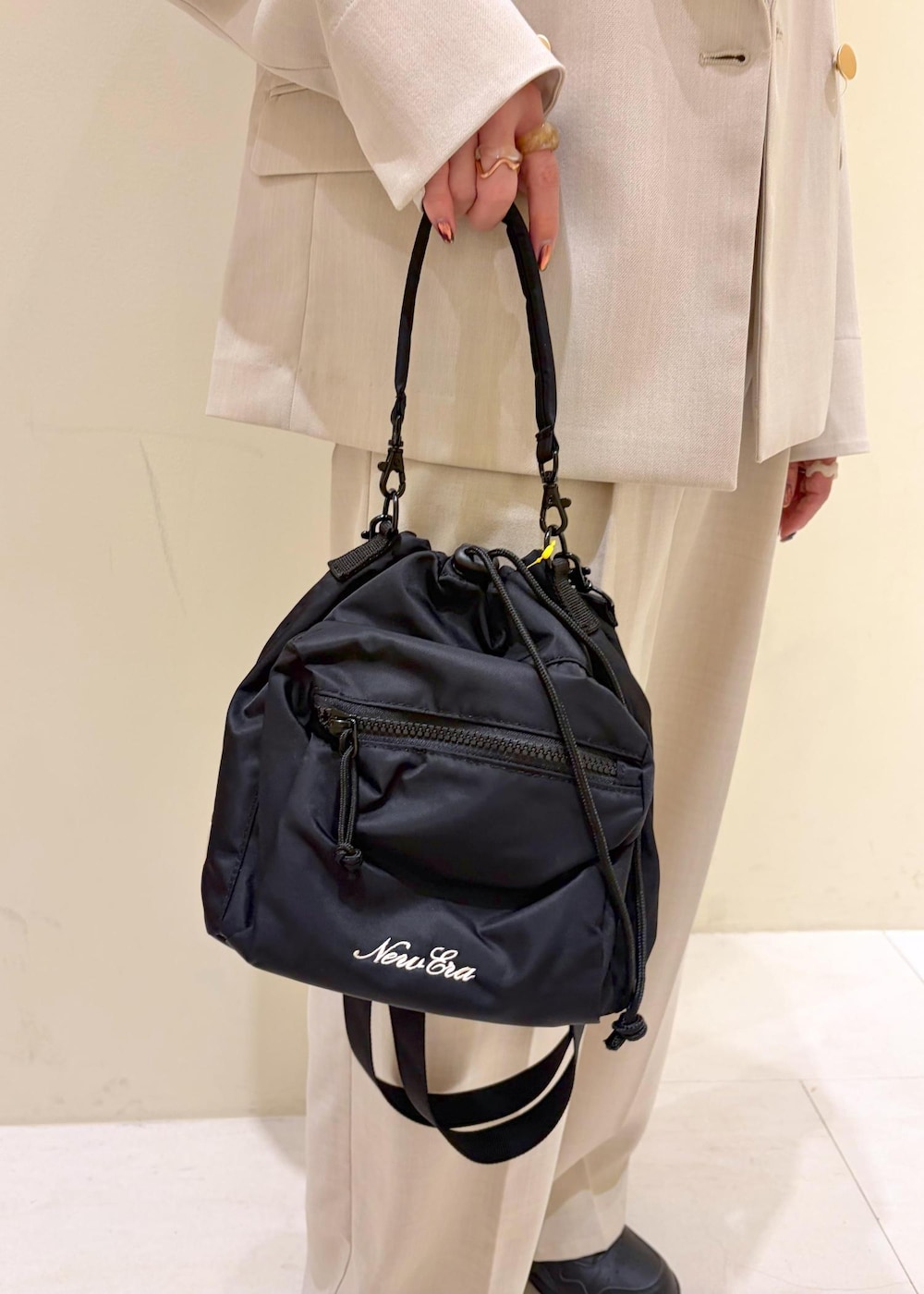 ベージュ系のその他パンツ、ベージュ系のテーラードジャケット、ブルー系のTシャツ/カットソーを着用したレディースの春コーディネートの8枚目の写真