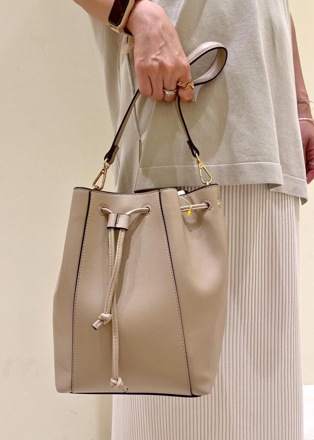 ベージュ系のタンクトップ、シルバー系のサンダル、ベージュ系のショルダーバッグを着用したレディースの夏コーディネートの7枚目の写真